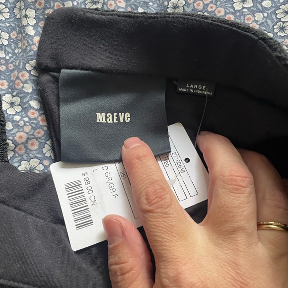 Beautiful lace overlay skirt BNWT from Anthropologie - Picture 3 of 4